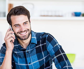 Jeune homme au téléphone