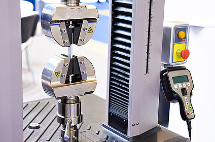 Tensile force measuring device in a test laboratory